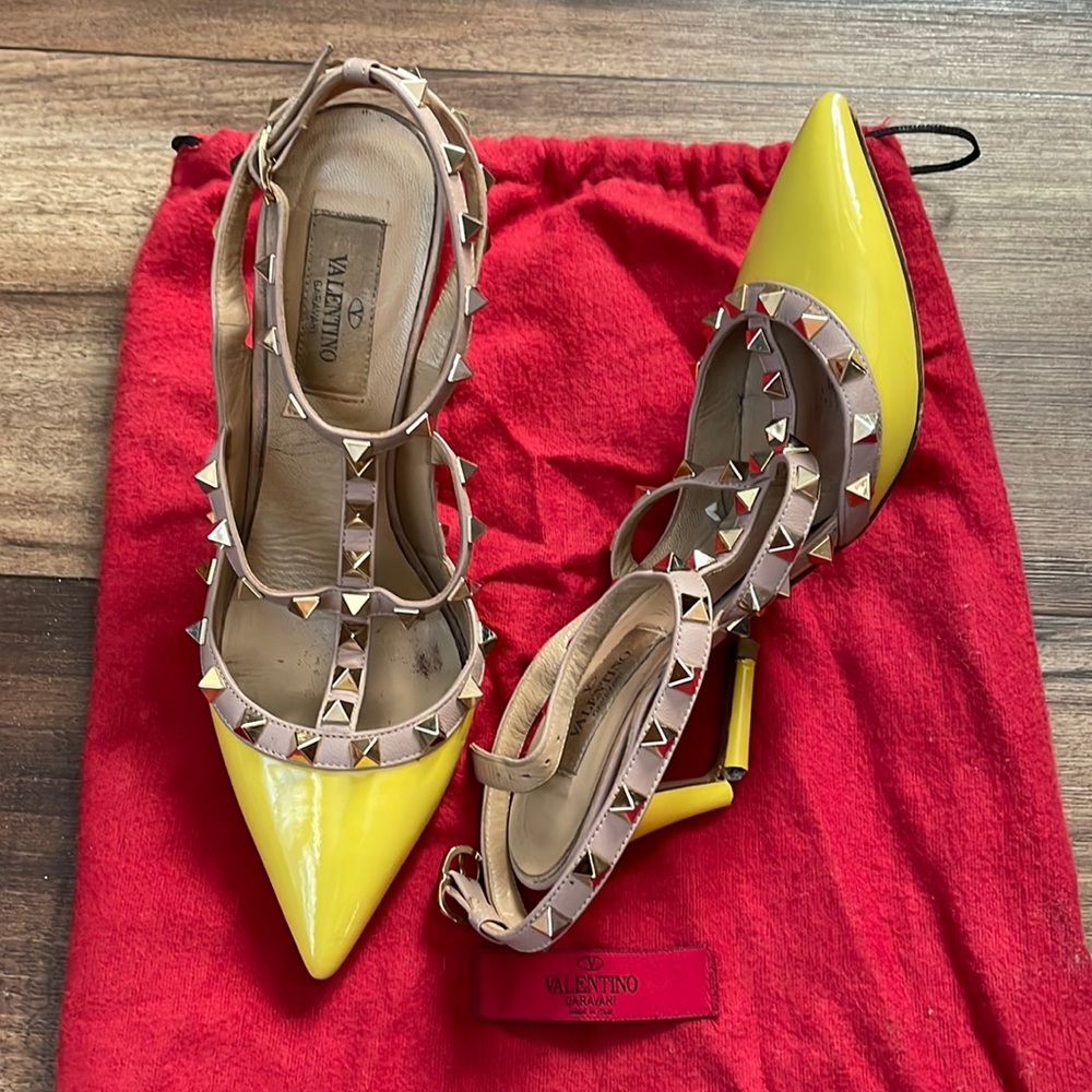 Valentino Rockstud Yellow Patent Leather Pumps DAMAGED
